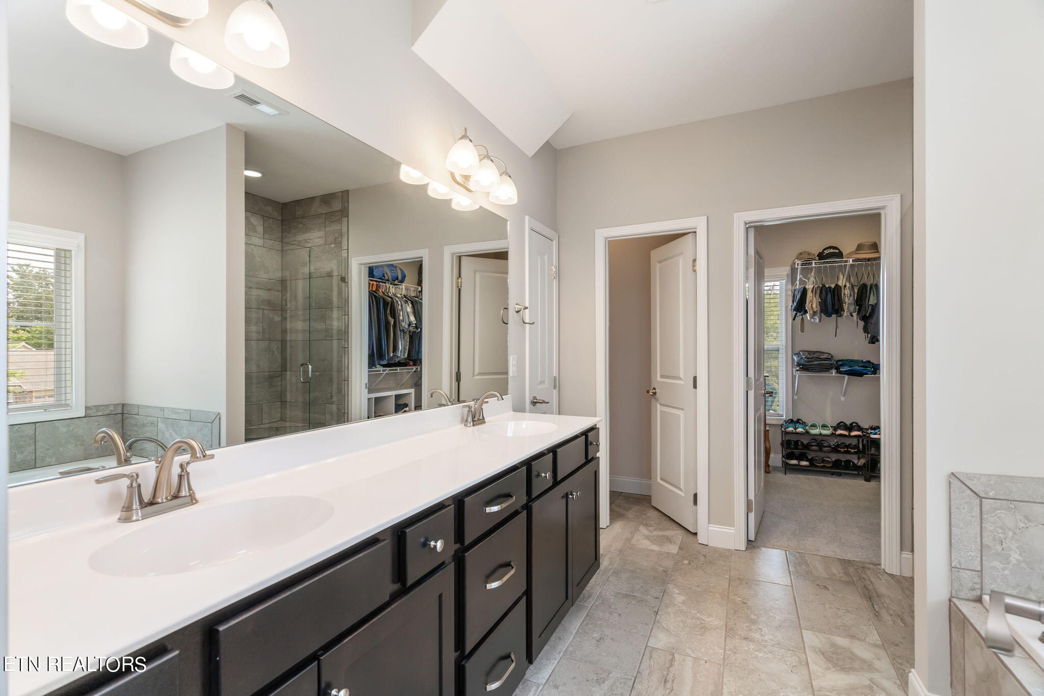 102 Mistletoeberry Road Oak Ridge, TN 37830 - Photo 16 of 60 Double Sinks