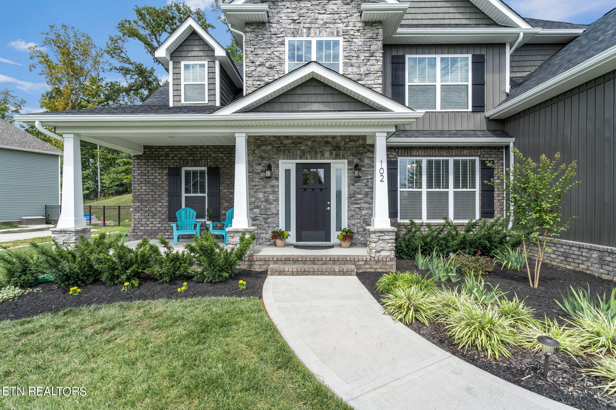 102 Mistletoeberry Road Oak Ridge, TN 37830 - Photo 4 of 60 Front Porch