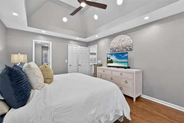 a en suite bathroom with a sink mirror and shower