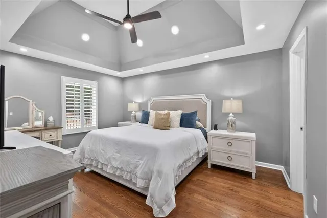 a en suite bathroom with a double vanity sink and a mirror
