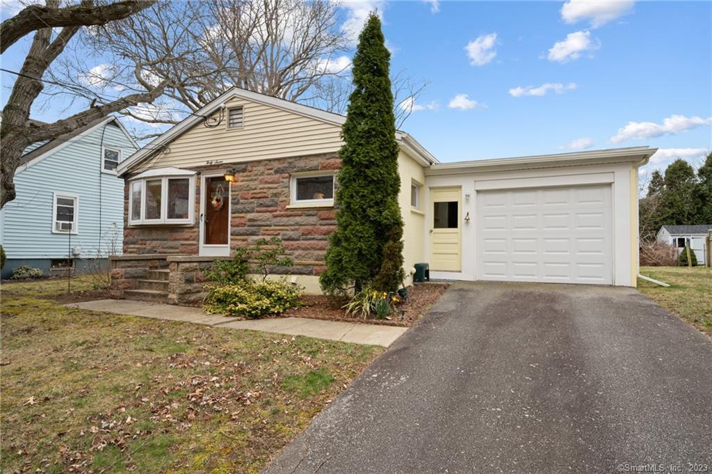a view of a house with a yard