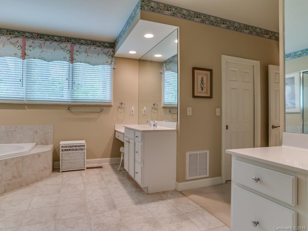 113 Little Cherokee Ridge Hendersonville, NC 28739 - Photo 17 of 37 Gallery Image 17