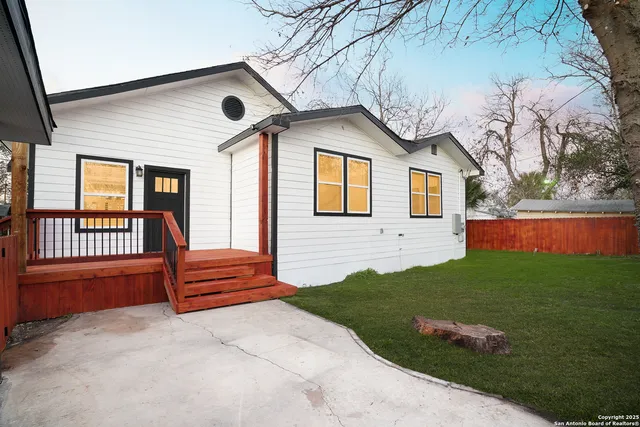 $3,000 | 1222 Hays Street, San Antonio, TX 78202