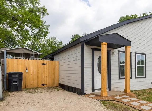 a view of a house with backyard