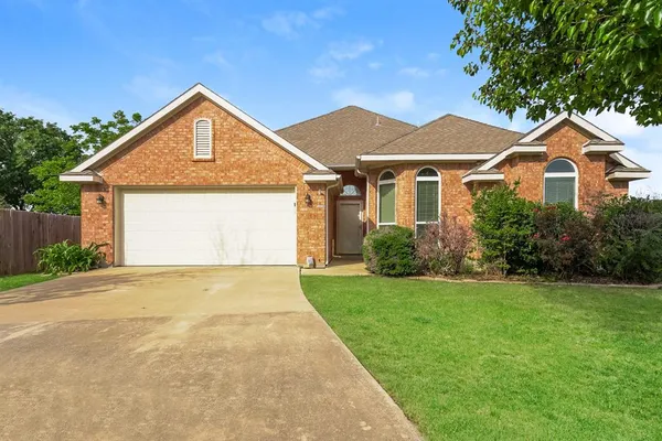 $2,125 | 101 Canterbury Drive, Saginaw, TX 76179