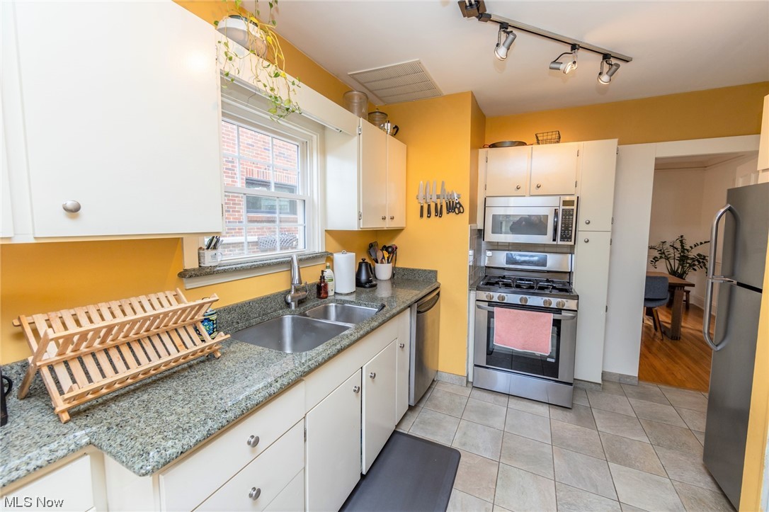 2556 Eaton Road Cleveland, OH 44118 - Photo 14 of 35