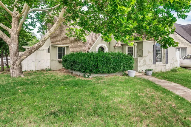 a view of backyard with garden