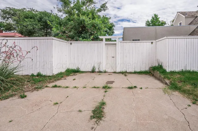 a view of a backyard