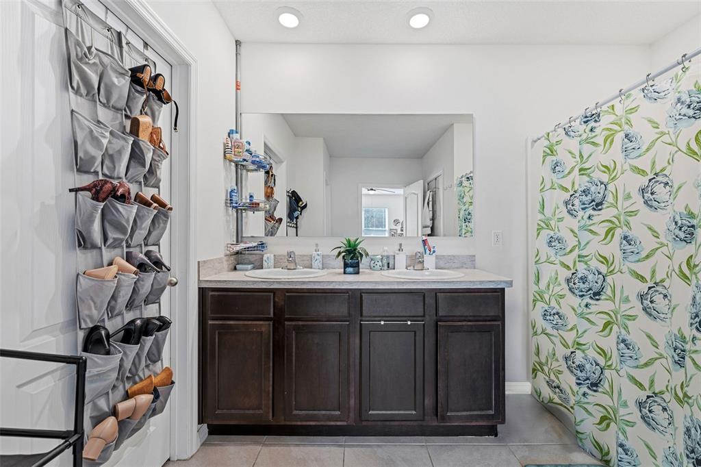 1526 White Hawk Way Groveland, FL 34736 - Photo 21 of 40 a bathroom with a sink and a mirror