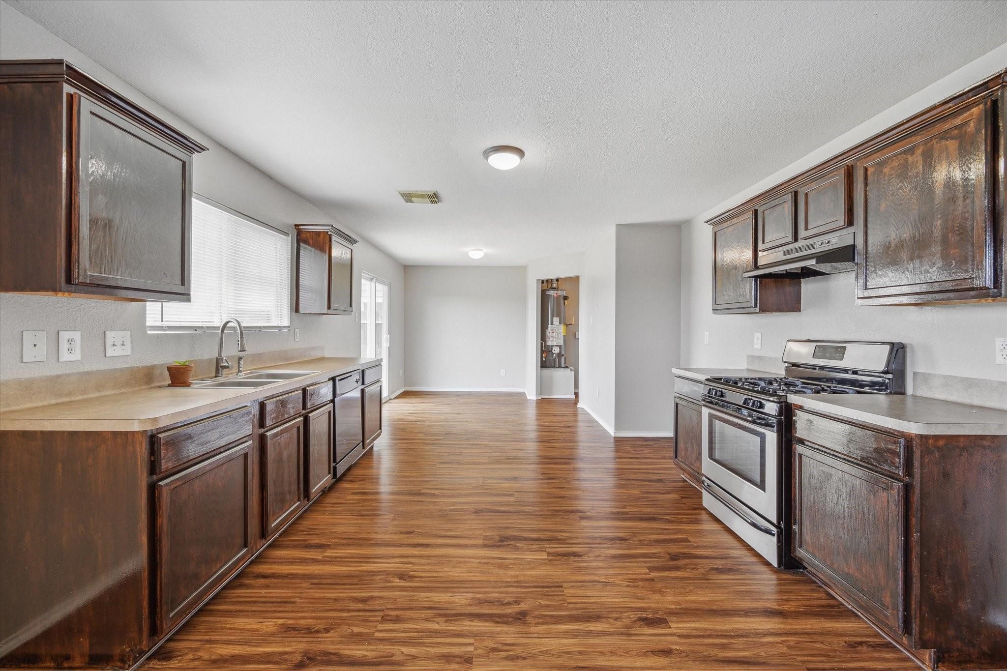 2218 Heath Ridge Lane Rosenberg, TX 77469 - Photo 9 of 14 Large kitchen