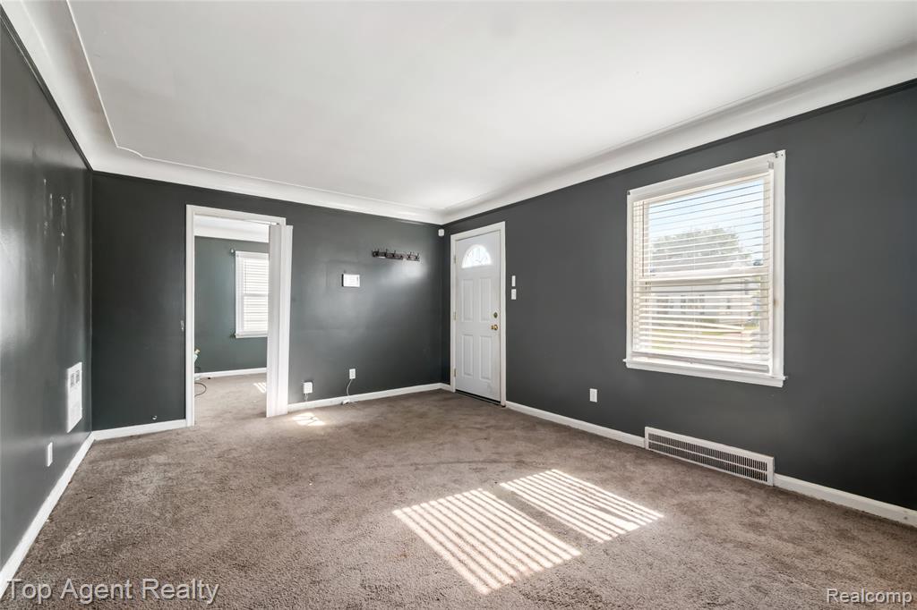 22085 Rausch Avenue Eastpointe, MI 48021 - Photo 5 of 39