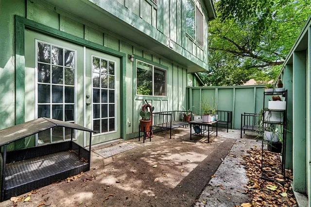 a view of a outdoor space with a patio and sitting area