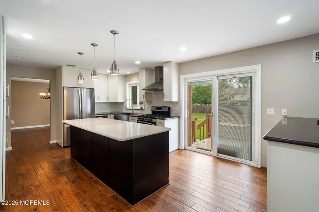 a view of a livingroom with furniture and a ceiling fan