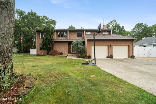a view of a back yard of the house