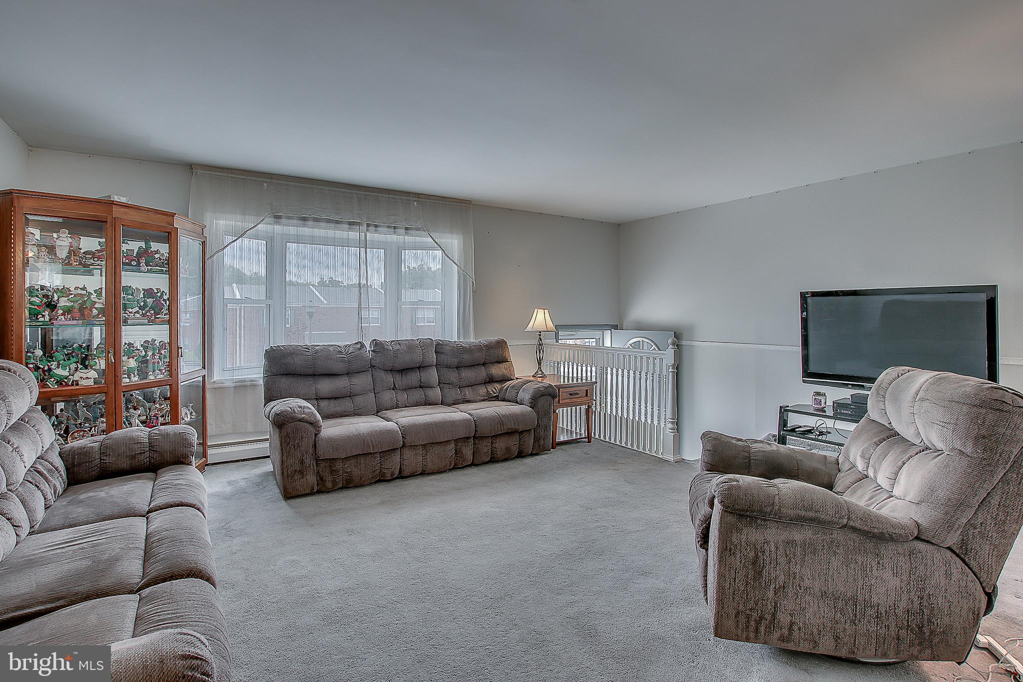 10932 East Keswick Road Philadelphia, PA 19154 - Photo 9 of 30 Living room view