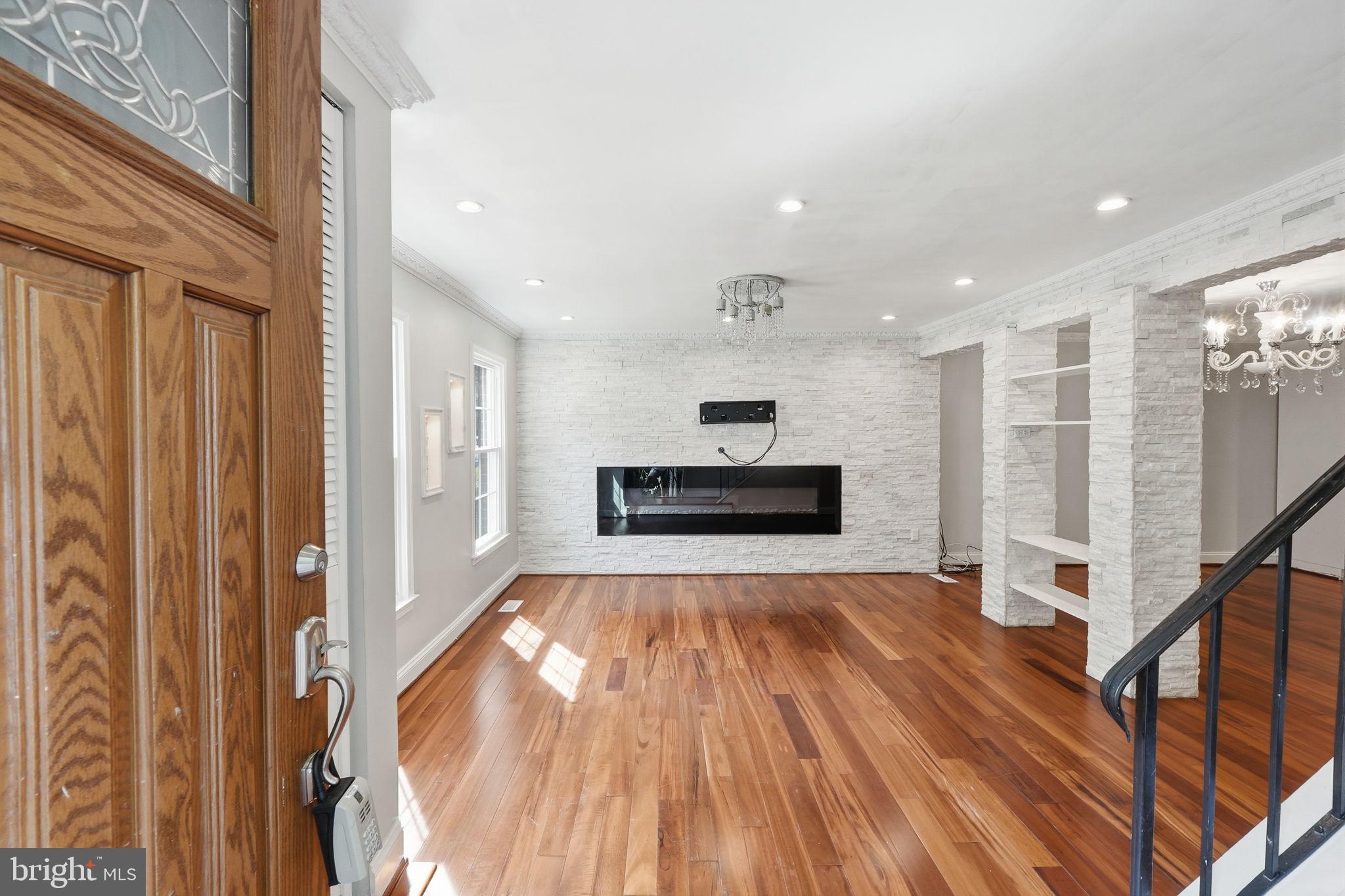 8562 Tyrolean Way Springfield, VA 22153 - Photo 2 of 34 Gallery Image 2
