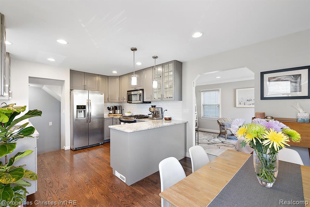1229 Cambridge Road Berkley, MI 48072 - Photo 19 of 46