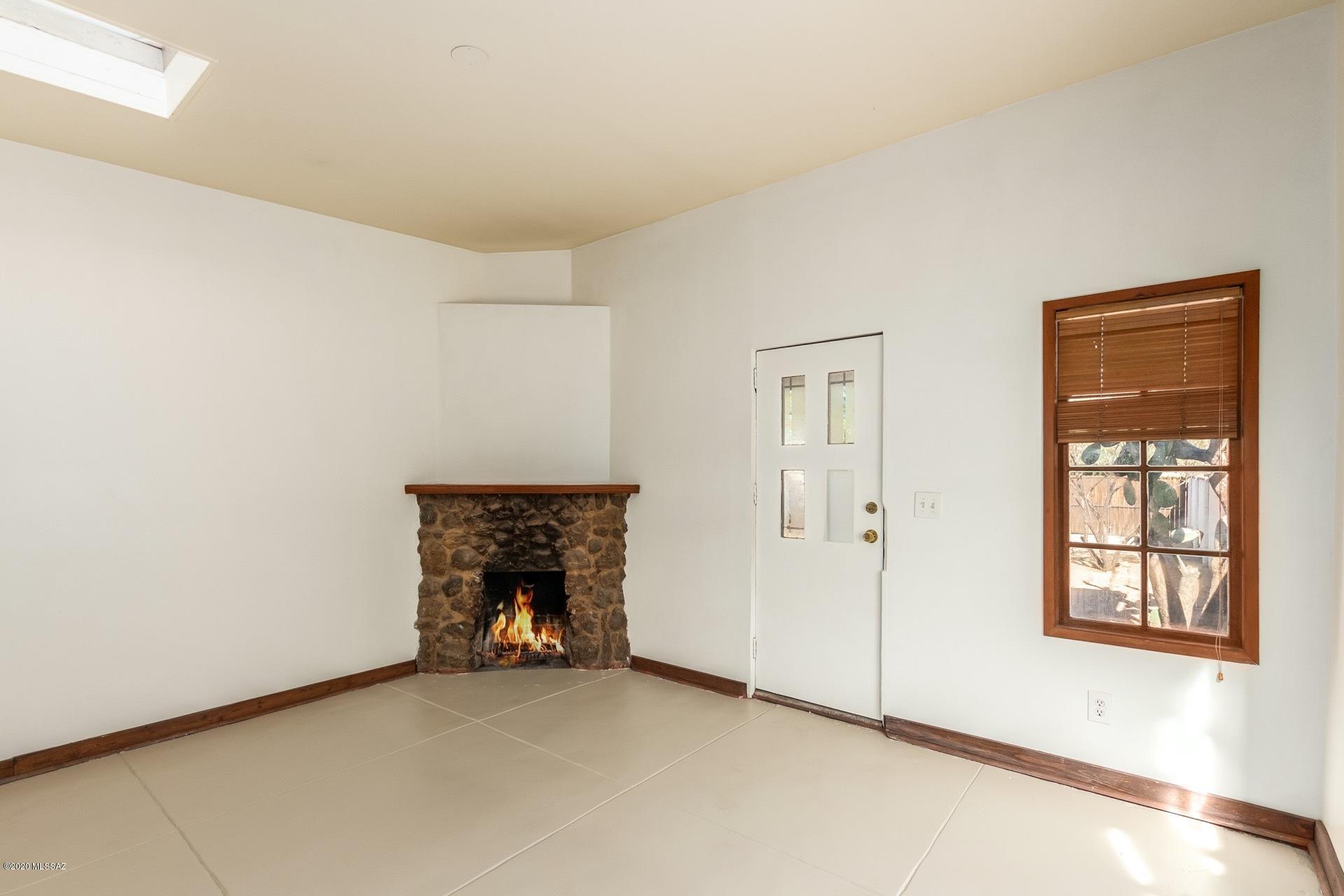 1020 East Halcyon Road Tucson, AZ 85719 - Photo 13 of 36 an empty room with windows