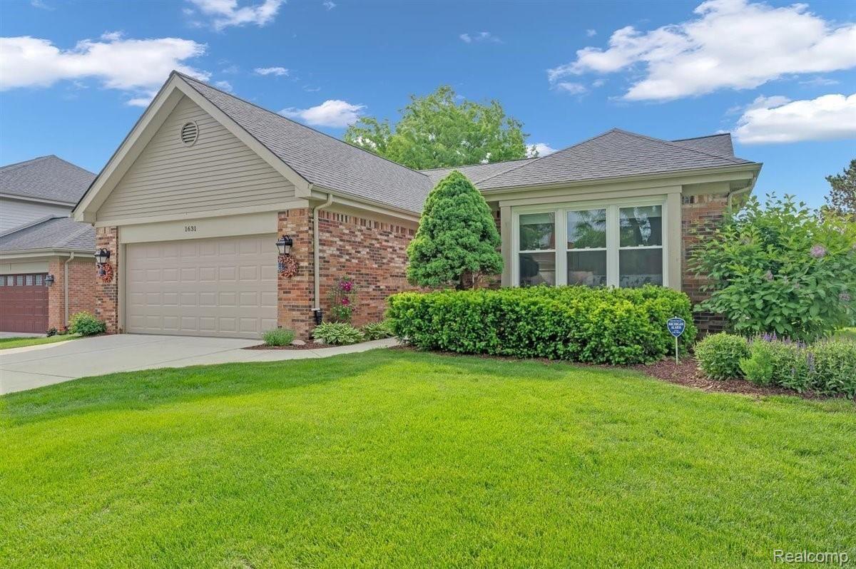 1631 Hillside Lane Rochester, MI 48307 - Photo 2 of 28 02-DSC_5127.jpg