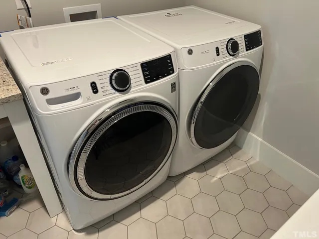 a close up view of washer and dryer