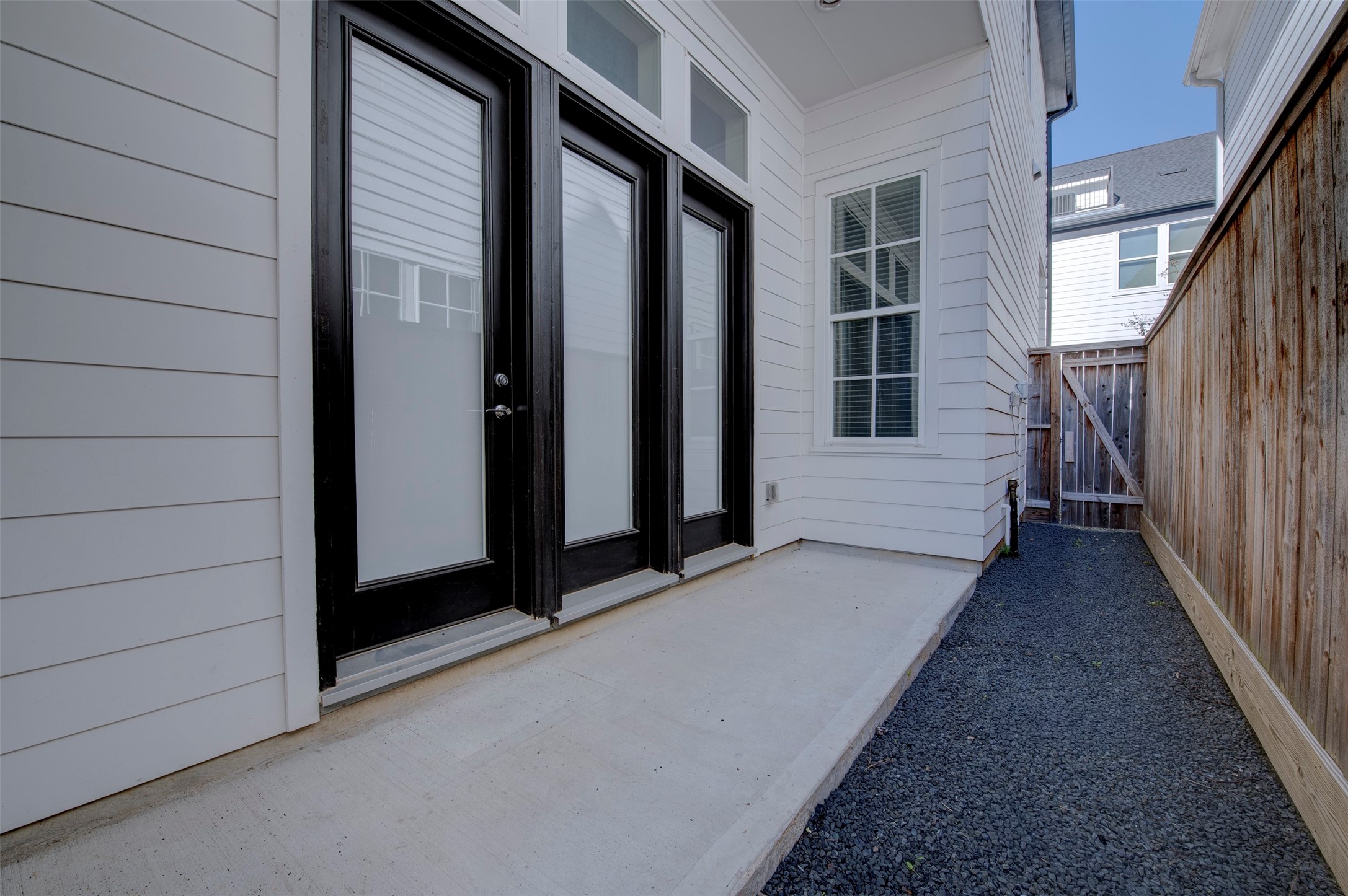 4947 Rusk Street Houston, TX 77023 - Photo 26 of 40 Right side patio next to dining area