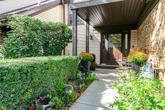 617 Sutton Court, Unit 617 Wheeling, IL 60090 - Photo 2 of 20