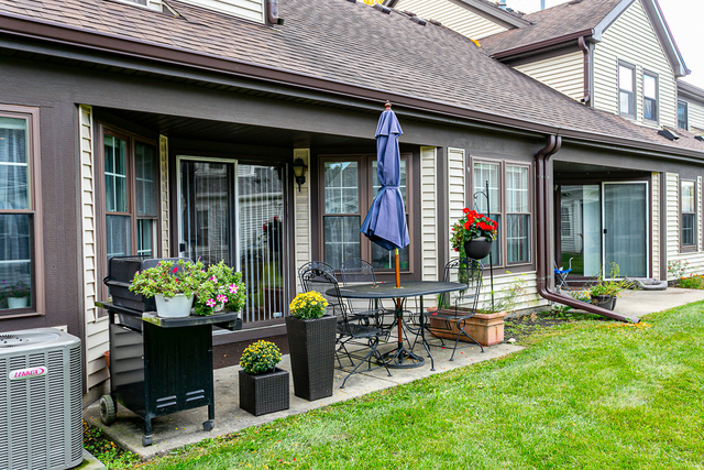 617 Sutton Court, Unit 617 Wheeling, IL 60090 - Photo 3 of 20