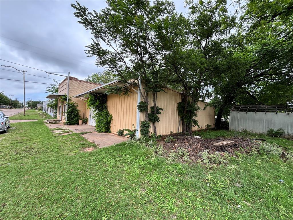 705 North Broadway Street, Unit R Wichita Falls, TX 76306 - Photo 7 of 16 a view of a house with backyard and tree
