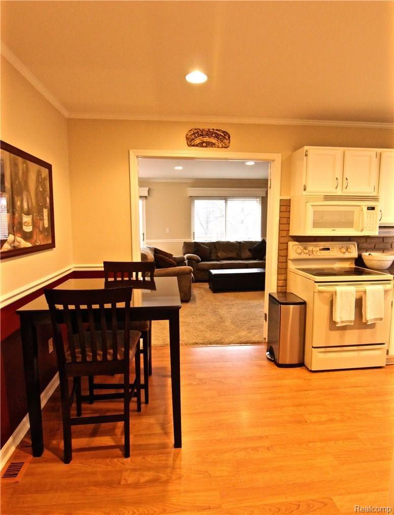 613 Bolinger Street Rochester, MI 48307 - Photo 16 of 49 IMG_4098.jpg
