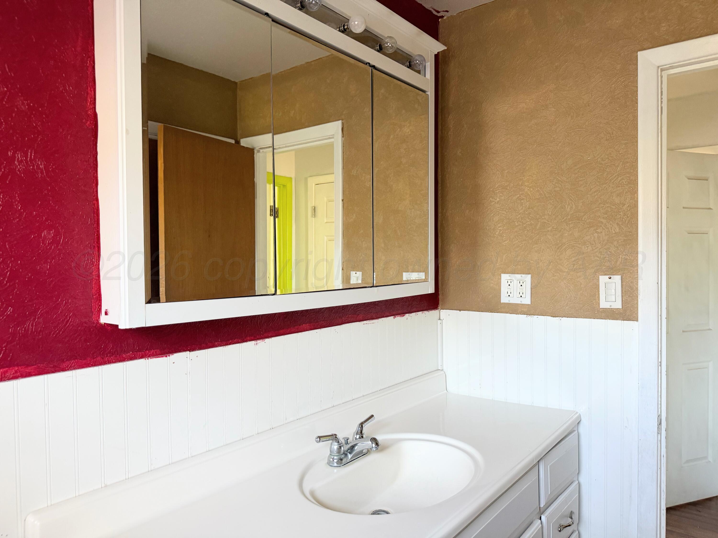 1010 Northwestern Street Perryton, TX 79070 - Photo 17 of 32 1010 NORTHWESTERN VANITY
