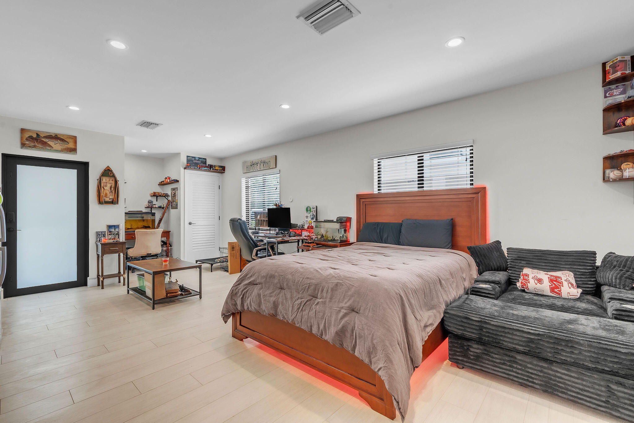 247 Hispanola Road Tavernier, FL 33070 - Photo 27 of 39 a bedroom with a bed and a chair