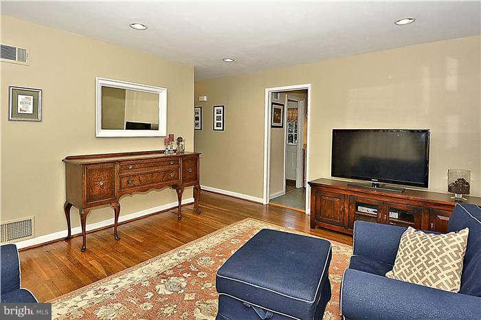 3052 Westfall Place Falls Church, VA 22042 - Photo 4 of 19 Living Room