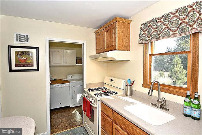 3052 Westfall Place Falls Church, VA 22042 - Photo 7 of 19 Kitchen