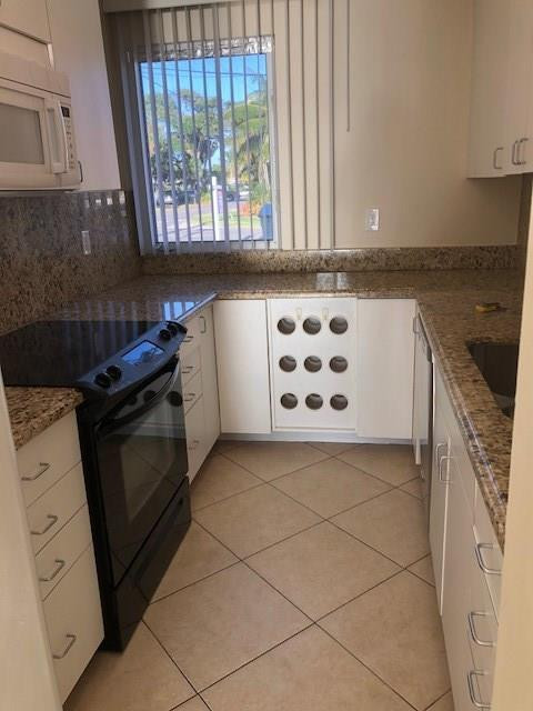 1717 North Riverside Drive Pompano Beach, FL 33062 - Photo 6 of 11 Kitchen