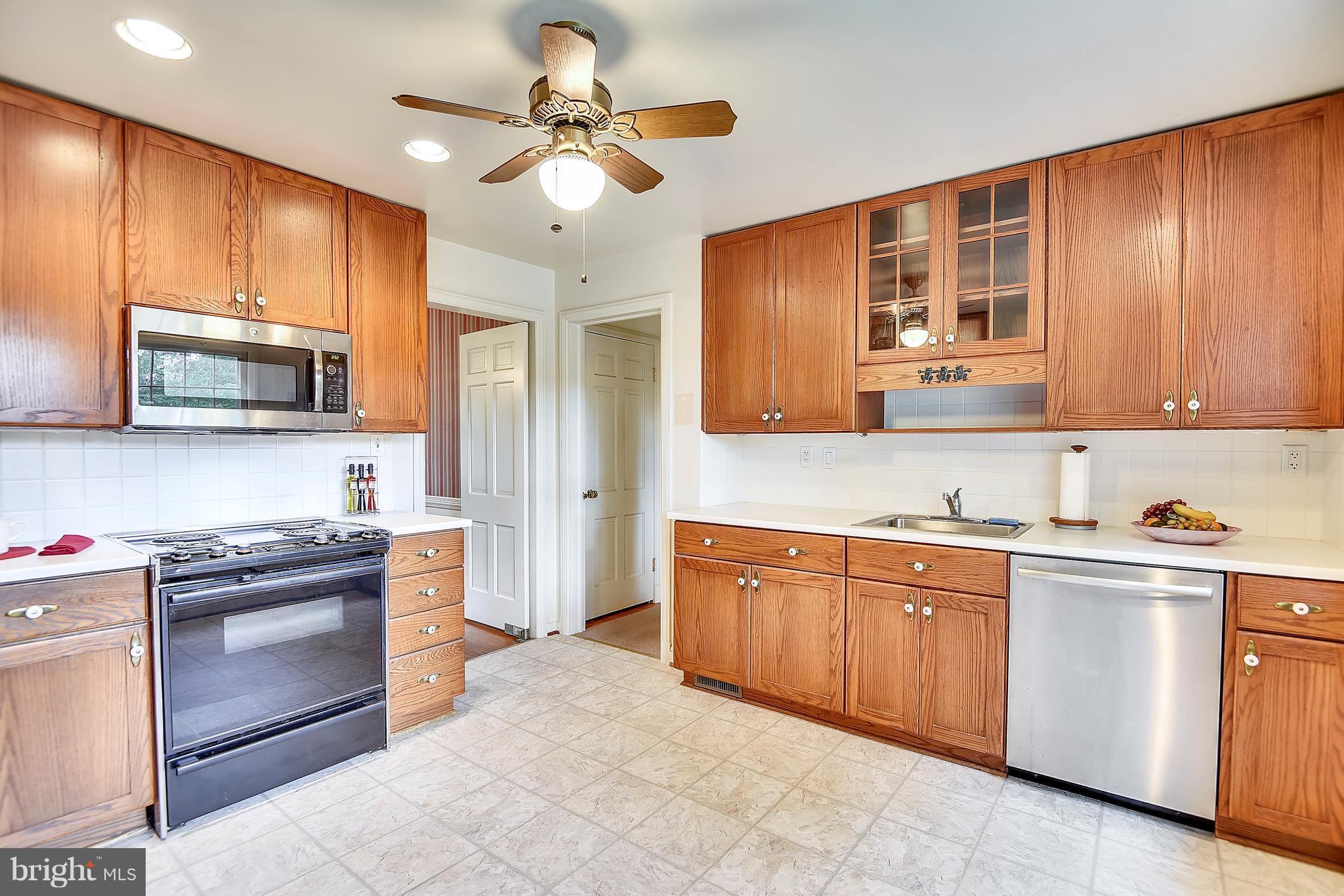 3931 Chesterbrook Road Arlington, VA 22207 - Photo 15 of 28 w/ entry to garage thru porch and will stay dry