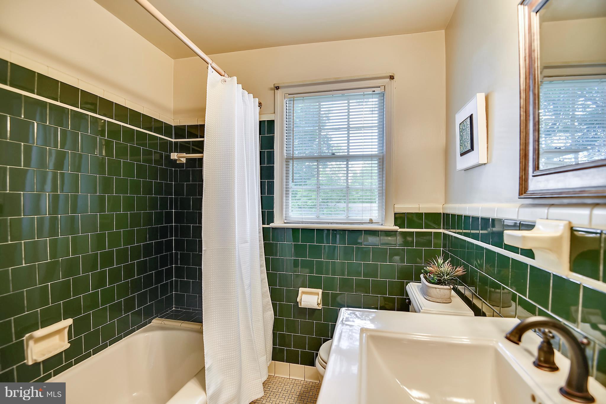 3931 Chesterbrook Road Arlington, VA 22207 - Photo 18 of 28 Main Level Full Bath