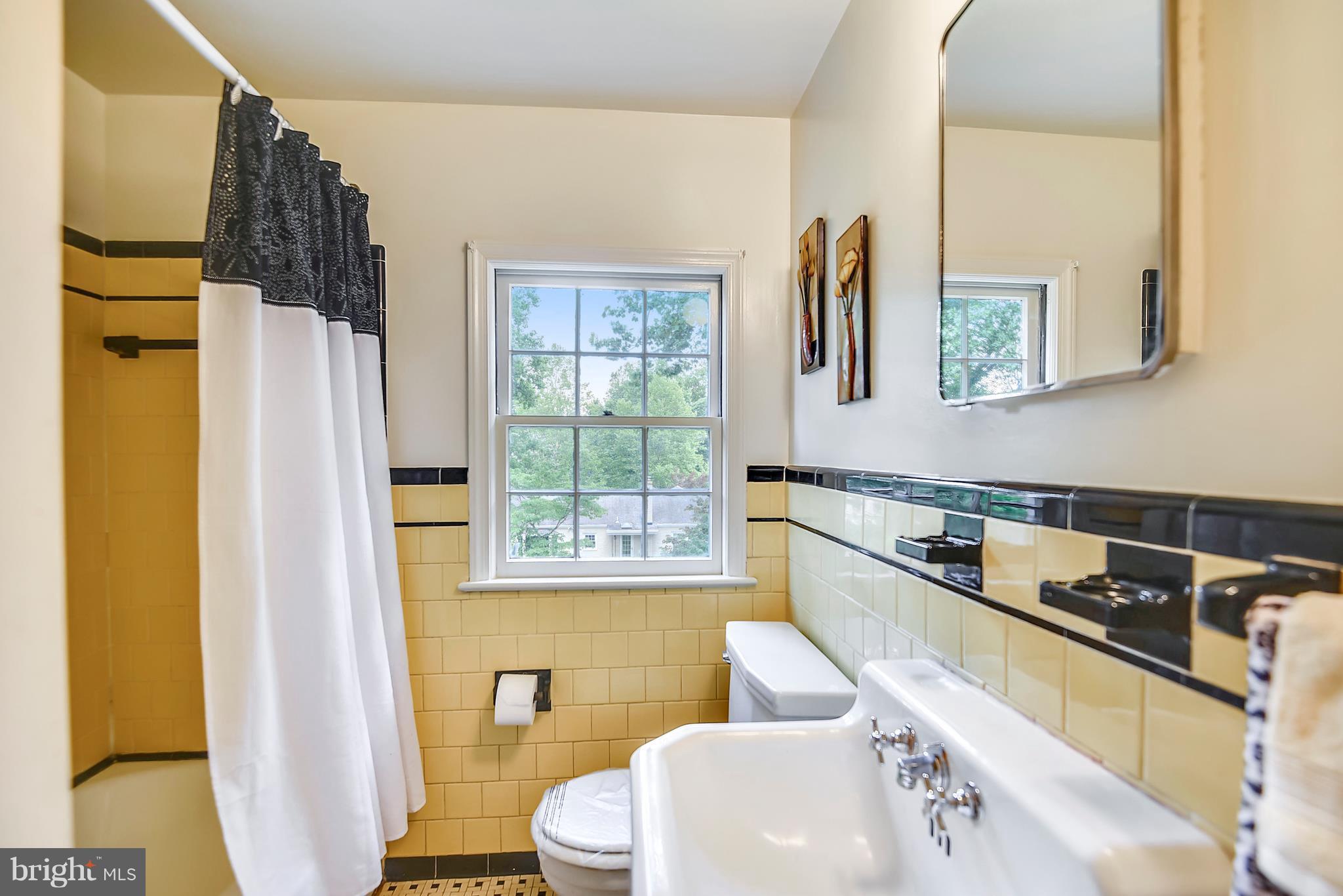 3931 Chesterbrook Road Arlington, VA 22207 - Photo 25 of 28 Upper level full bath