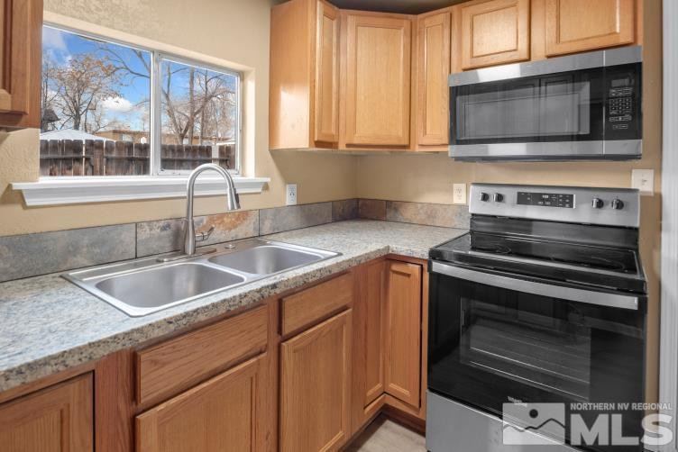 565 Colorado River Boulevard Reno, NV 89502 - Photo 15 of 25 a kitchen with a stove microwave and sink