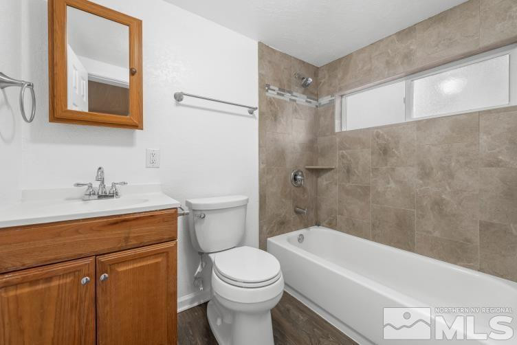 565 Colorado River Boulevard Reno, NV 89502 - Photo 17 of 25 a bathroom with a sink a mirror toilet and bathtub