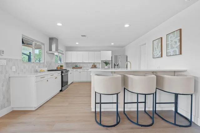 $1,549,000 | 1325 Likeness Road, Spicewood, TX 78669