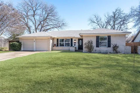 $385,000 | 2890 Meadow Port Drive, Farmers Branch, TX 75234