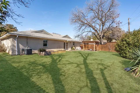 $385,000 | 2890 Meadow Port Drive, Farmers Branch, TX 75234