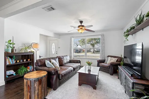 $385,000 | 2890 Meadow Port Drive, Farmers Branch, TX 75234