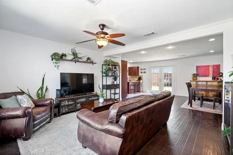 $385,000 | 2890 Meadow Port Drive, Farmers Branch, TX 75234