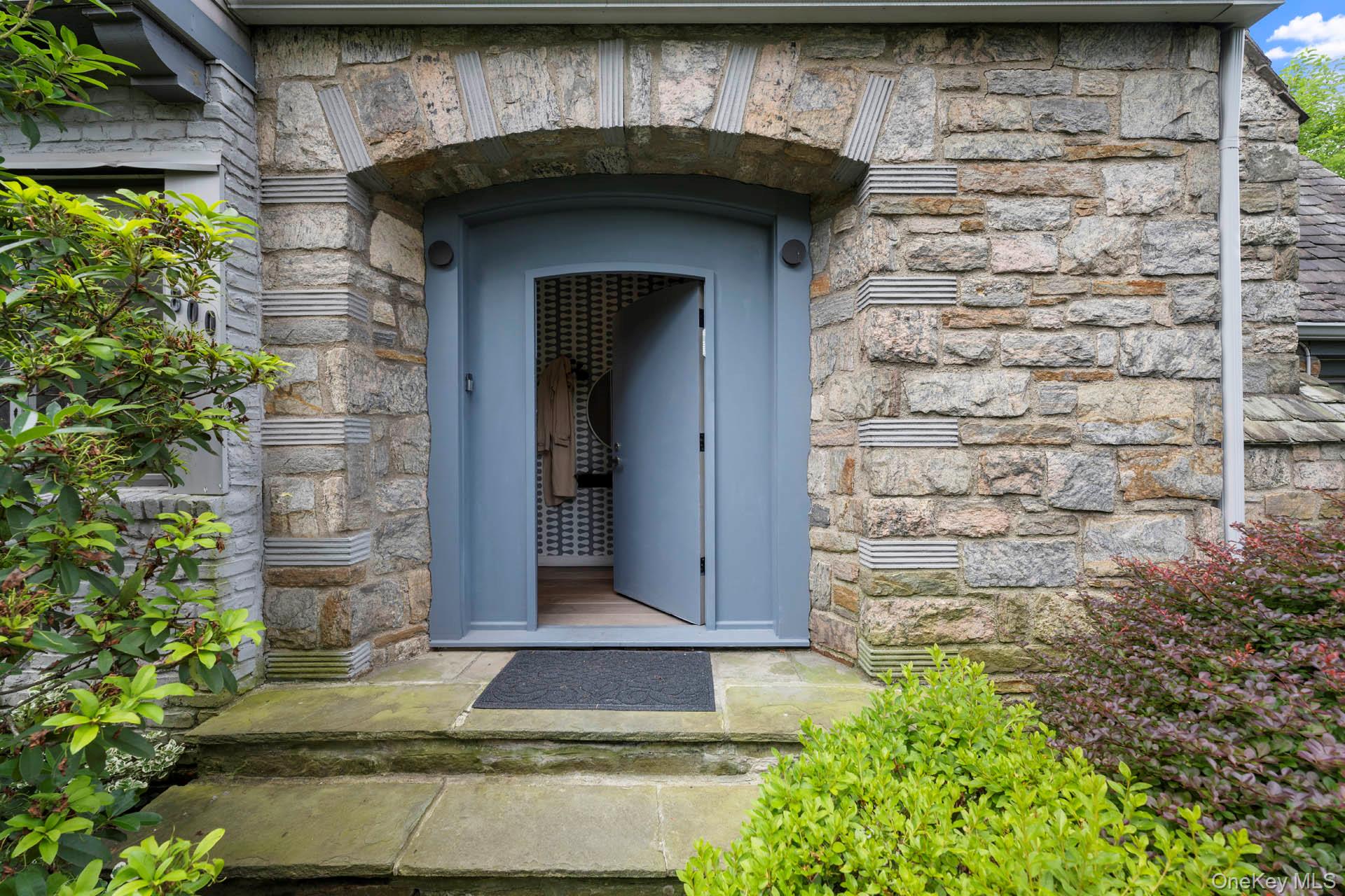 800 West 231st Street Bronx, NY 10463 - Photo 7 of 36 a front view of a house with garden