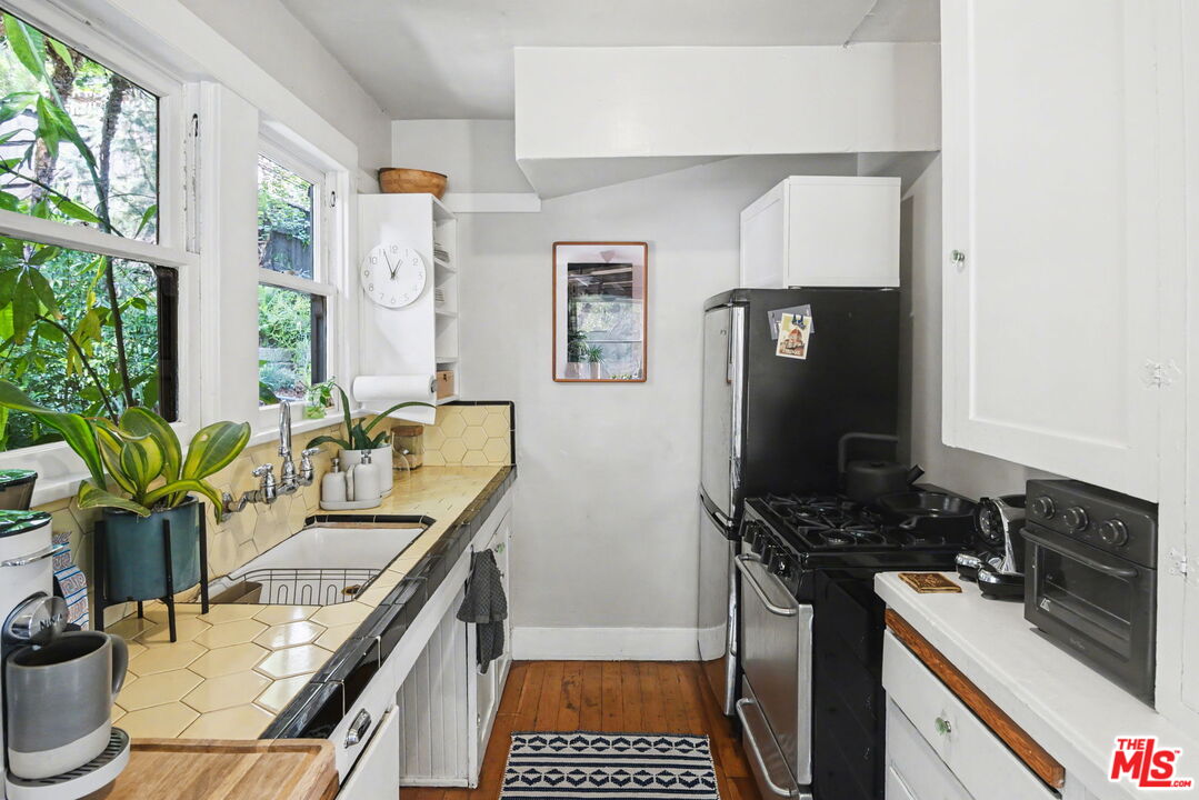 2449 Riverside Place Los Angeles, CA 90039 - Photo 8 of 42
