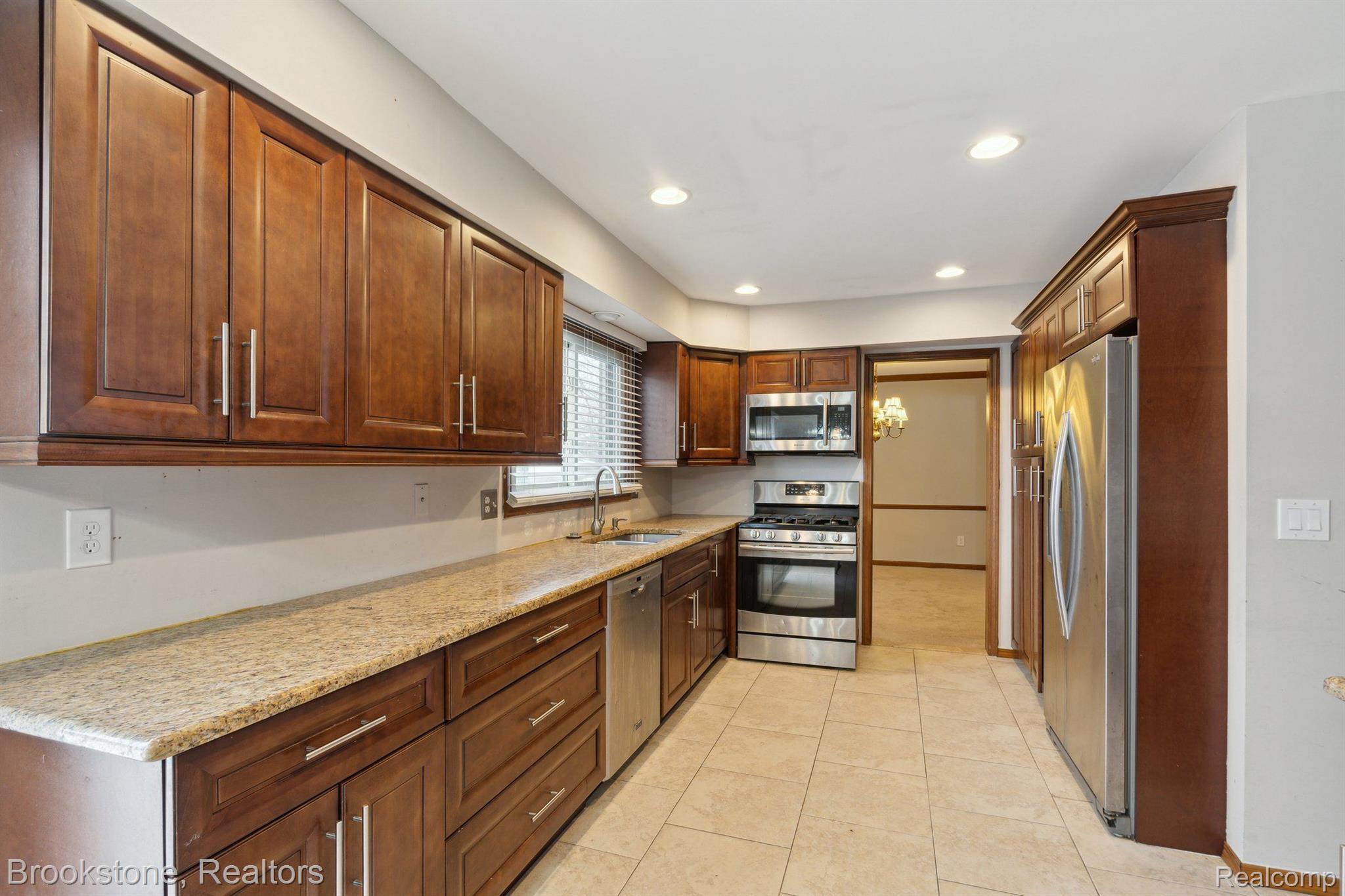 36875 Chesapeake Road Farmington, MI 48335 - Photo 14 of 41 Gallery Image 14