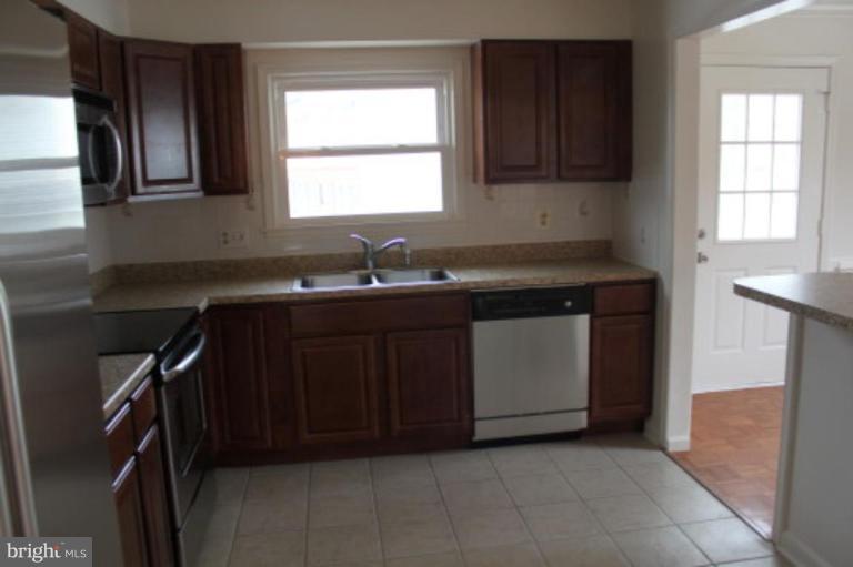 1212 Lee Road Sterling, VA 20164 - Photo 2 of 12 Kitchen