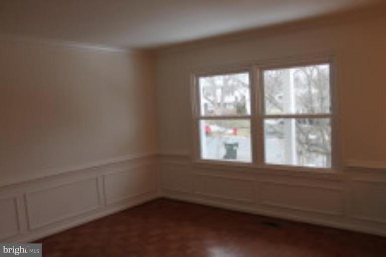 1212 Lee Road Sterling, VA 20164 - Photo 9 of 12 Living Room