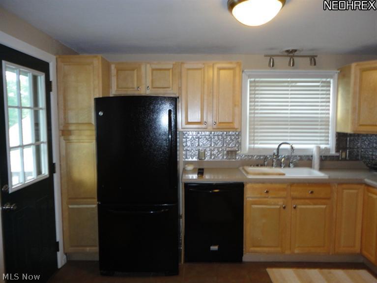 212 State Road Northwest Warren, OH 44483 - Photo 4 of 19 Gallery Image 4